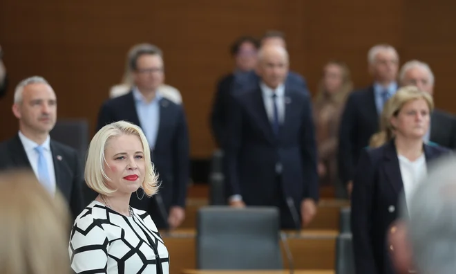 Nekdanja predsednica državnega zbora Urška Klakočar Zupančič v suknjiču srednjega cenovnega razreda, ki je sprožil razpravo o tem, kaj sploh pomeni luksuz. FOTO: Jože Suhadolnik