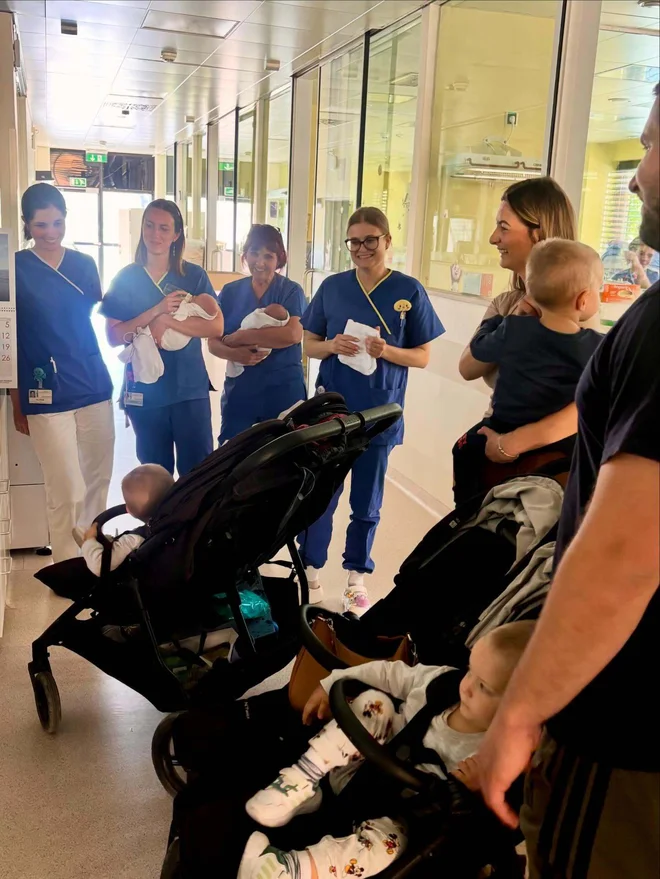 V kliničnem centru so dečkom in družini zaželeli veliko zdravja in igrivosti.
