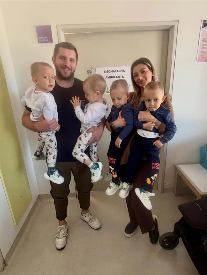 Matej, Luka in Marko enojajčni trojčki, Jovan pa njihov brat dvojček