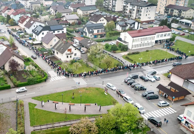 Čakalna vrsta za opredelitev pri novem zdravniku v Borovnici. FOTO: Občan/sta Delo