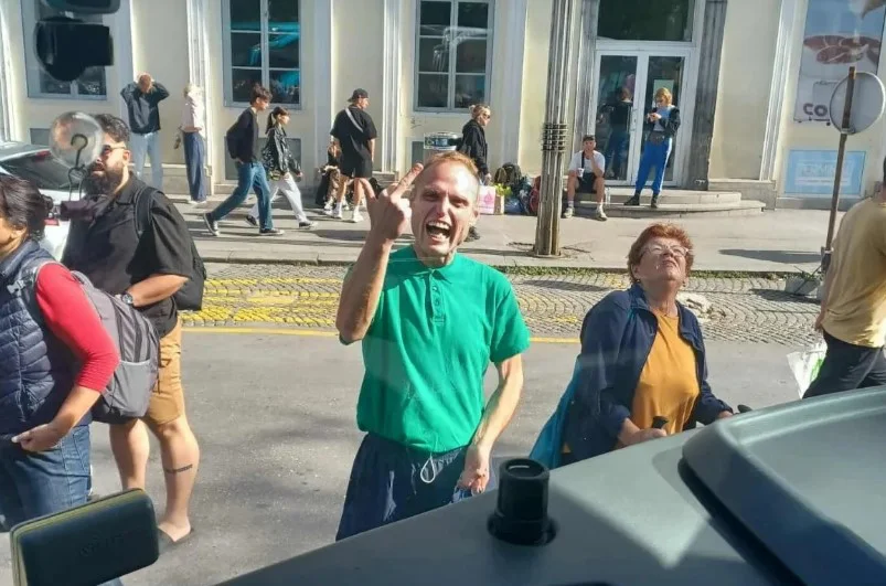 Pobesnelega Vogo je fotografiral eden od voznikov ljubljanskih trol.
