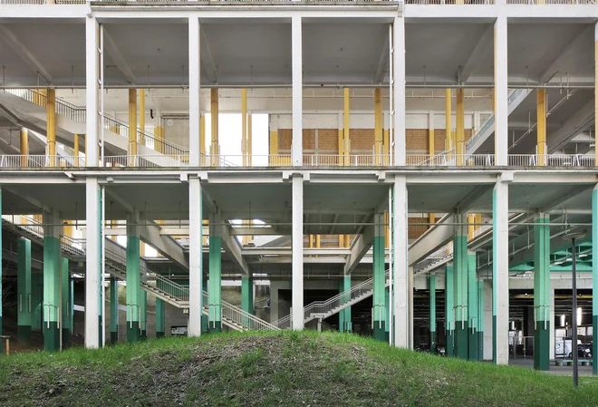 Arhitekti so pri projektu prenove palače Charleroi preoblikovali razstavni kompleks iz 50. let v odprt, javno dostopen prostor z ohranjanjem materialov in identitete stavbe. FOTO: Filip Dujardin