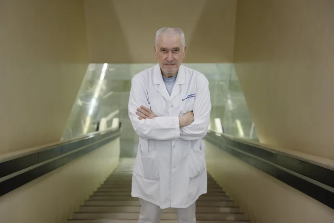 Verjamem, da je globoko v vseh ljudeh ali pa v veliki večini ljudi želja, da smo sprejeti, da sodelujemo z drugimi in da želimo generacijam, ki prihajajo, zagotoviti lepo življenje na tem planetu. Če ne bi tako mislil, bi težko, tudi kot zdravnik, delal, pravi dr. Zvezdan Pirtošek. FOTO: Leon Vidic
