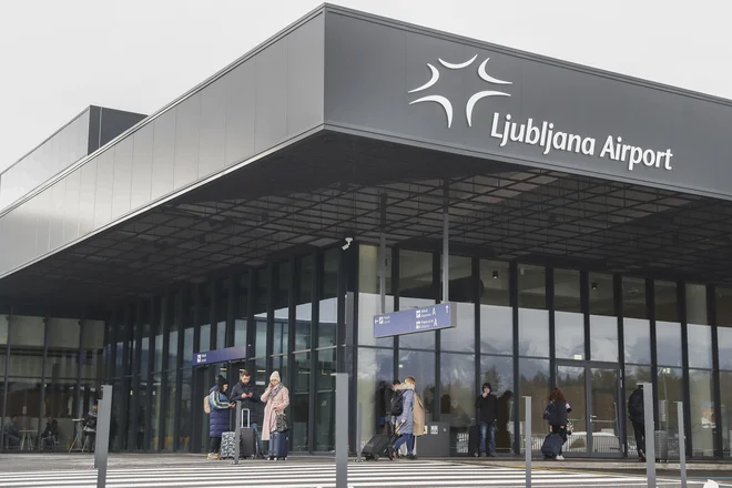 In ljubljansko letališče je ostalo brez še ene povezave. FOTO: Leon Vidic