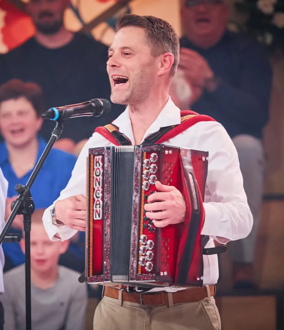 Matjaž Končan dolga leta tudi izdeluje harmonike. FOTOGRAFIJE: Osebni arhiv 