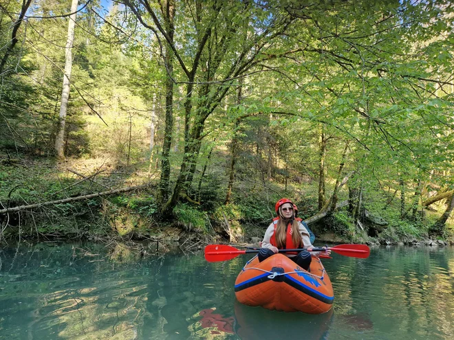 Agencija Bravina vas pelje po Lahinji in Kolpi in razvaja s penino.