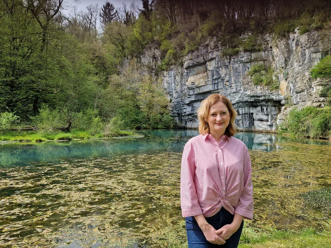 Ga. Ana Štublar s posestva Čebela krajina na izviru Krupe.