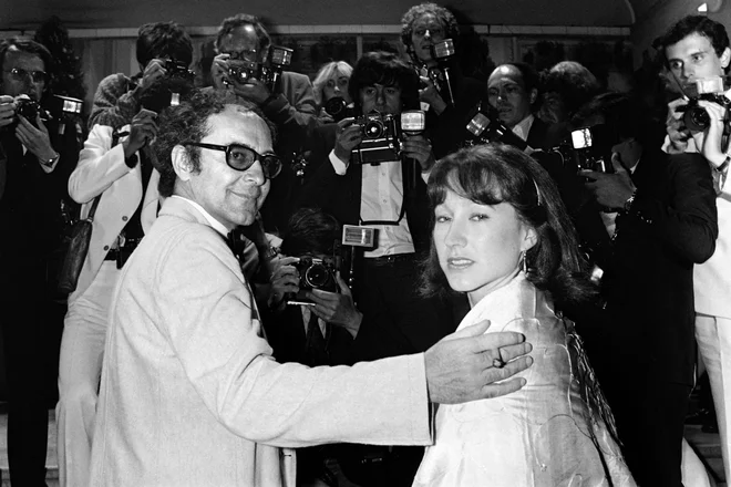 Legendarni švicarski režiser Jean-Luc Godard in Nathalie Baye 22. maja 1980 na 33. filmskem festivalu v Cannesu. FOTO: Raph Gatti Afp