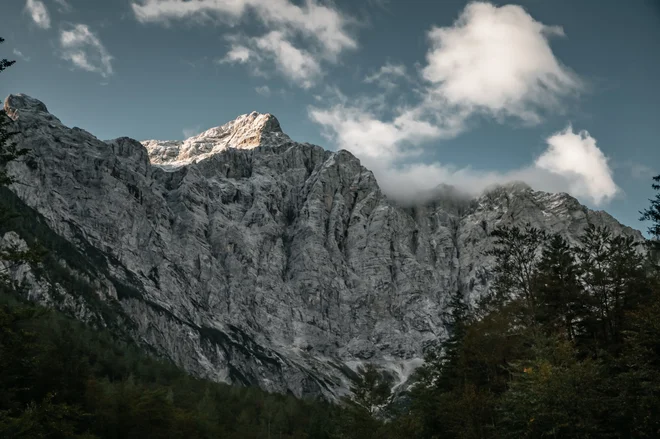 Ob tem je Gorska reševalna zveza Slovenije zopet ponovila, da so razmere zahtevne, da je snežna podlaga je nestabilna – ponekod je sneg trd in poledenel, drugod mehak in predirajoč. Takšne razmere zahtevajo veliko izkušenj, ustrezno opremo ter pravilno presojo. FOTO: Gašper Budkovič
