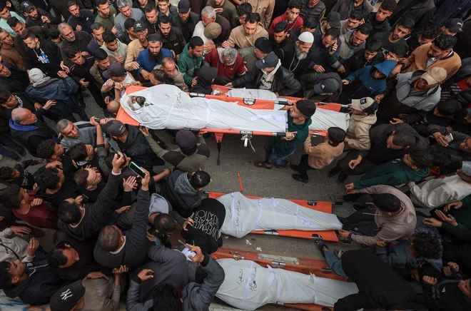 Žalujoči v bolnišnici Al-Shifa v mestu Gaza prisostvujejo pogrebu Palestincev, ki so bili ubiti v torkovem izraelskem napadu. 15. april 2026. FOTO: Dawoud Abu Alkas Reuters