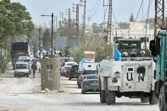 Kolona vozil francoskega kontingenta v okviru mirovnih sil Združenih narodov (UNIFIL), ki prečka most Qasmiyeh in potuje proti Sidonu ter Bejrutu. FOTO: Mahmoud Zayyat Afp
