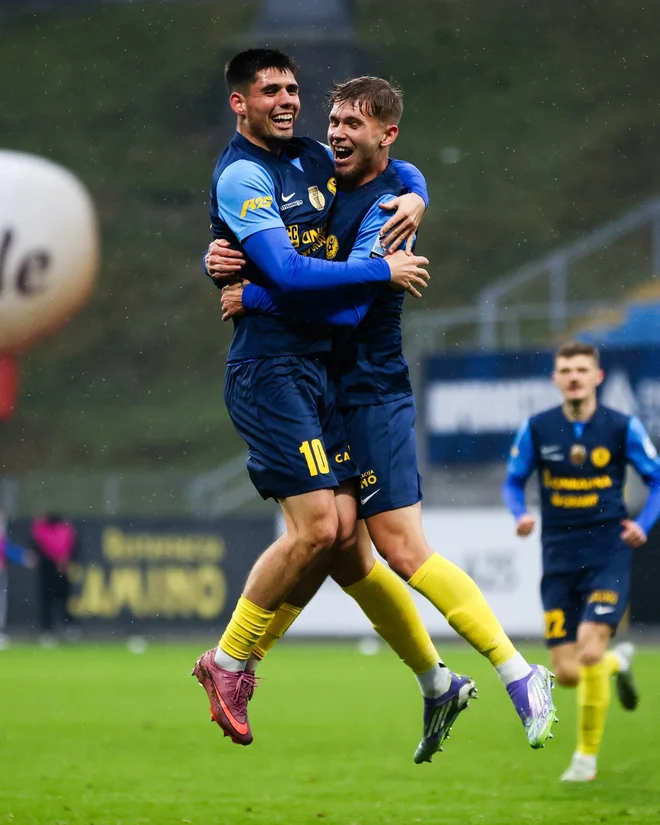 Svit Sešlar (levo) se je pozimi vrnil v Celje in Celjane v velikem slogu zapeljal do cilja, Artemijus Tutyškinas pa je bil obrambni steber šampionske zasedbe. FOTO: NK Celje