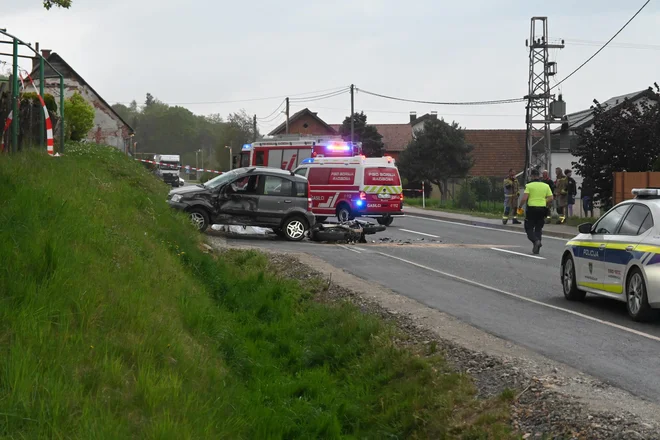 V naselju Lomanoše v Občini Gornja Radgona sta trčila osebno vozilo in motorno kolo. Foto: Oste Bakal