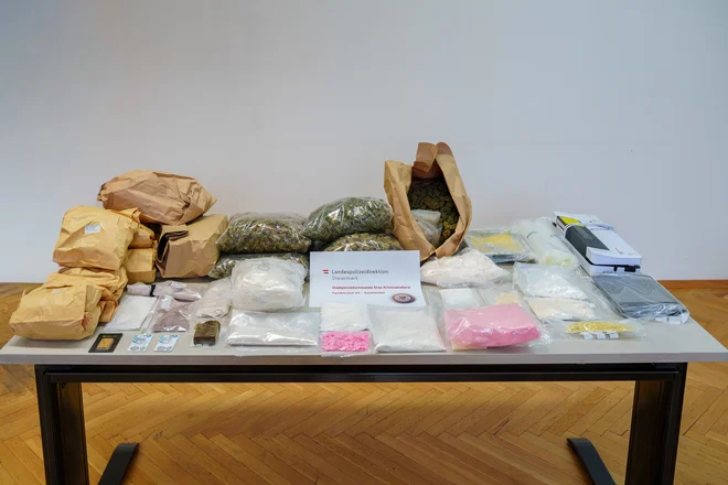 Na zaseženem mamilu so vidne evidenčne številke slovenskega NFL. FOTO: LPD Štajerske/Policija