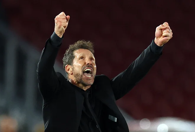 Diego Simeone med tekmo Atletica. FOTO: Albert Gea/Reuters