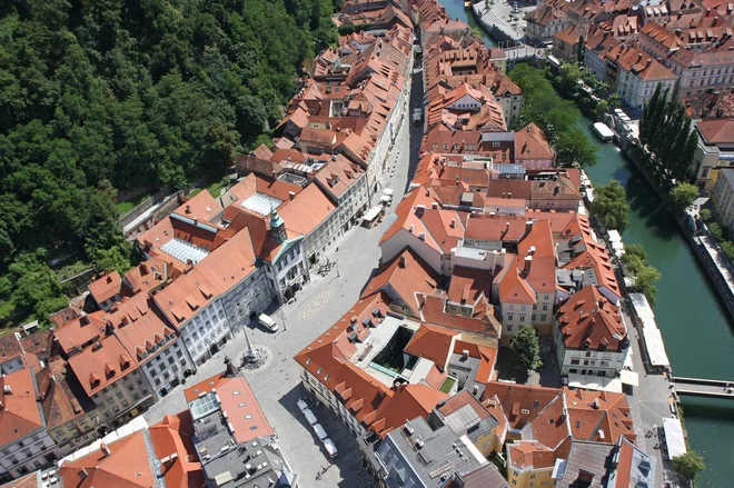 Zdravniška zbornica navaja, da onesnažen zrak samo v Ljubljani vsako leto povzroči med 250 in 500 prezgodnjih smrti. Simbolična fotografija. FOTO: Primož Hieng