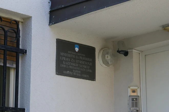 Vhod v murskosoboški oddelek mariborskega zapora FOTO: Oste Bakal