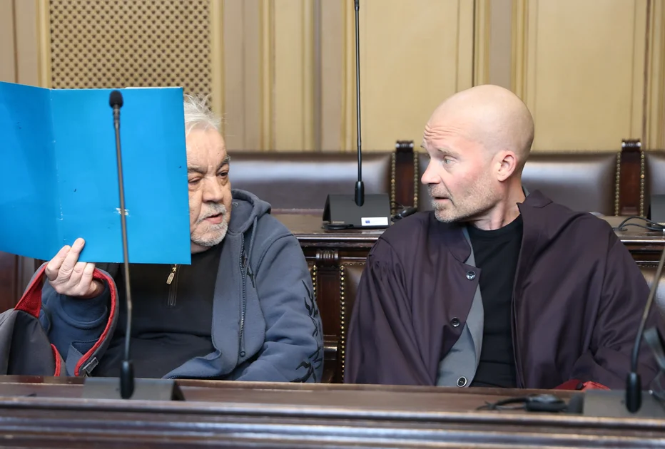 Anton Kovačič z odvetnikom Markom Makucem na včerajšnjem začetku sojenja FOTO: Jože Suhadolnik