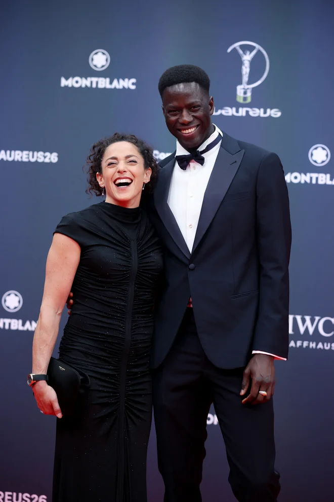 Federica Brignone je nedavni podelitvi nagrad Laureus v Madridu kar sijala od silne sreče v objemu Jamesa Mbayeja. FOTO: Isabel Infantes/Reuters