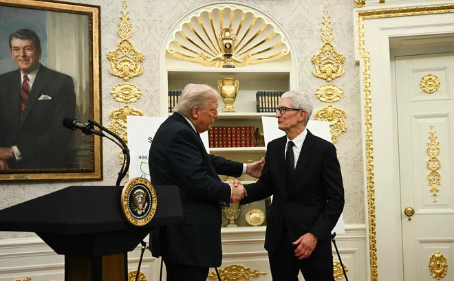 Tim Cook je v dobrih odnosih z ameriškim predsednikom Donaldom Trumpom, kar je Applu močno olajšalo poslovanje s Kitajsko. FOTO: Brendan Smialowski/AFP