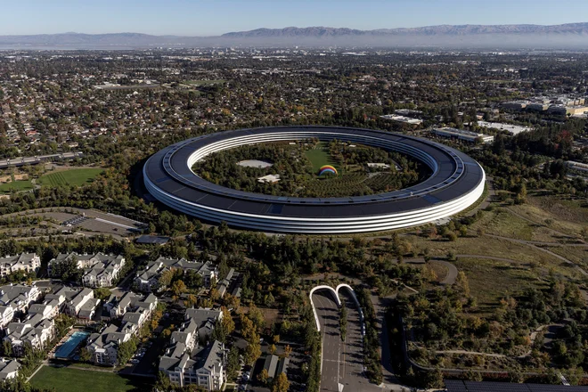 Futuristični sedež Appla v kalifornijskem Cupertinu FOTO: Carlos Barria/Reuters