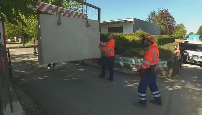Namestili so betonske bloke, ki ovirajo uvoz na parkirišče. FOTOGRAFIJI: Pop Tv