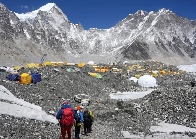 Pod Everestom je bilo v zadnjih petih desetletjih najmanj pet poplav. FOTO: Purnima Shrestha/Reuters