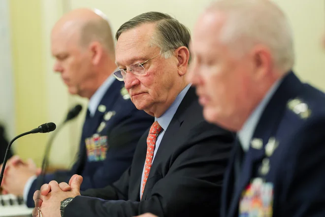 Dr. Robert Kadlec, pomočnik obrambnega ministra za jedrsko odvračanje ter kemično in biološko obrambo, med pričanjem pred senatnim odborom za oborožene sile. Washington, 20. april 2026. FOTO: Anna Moneymaker Getty Images Via Afp