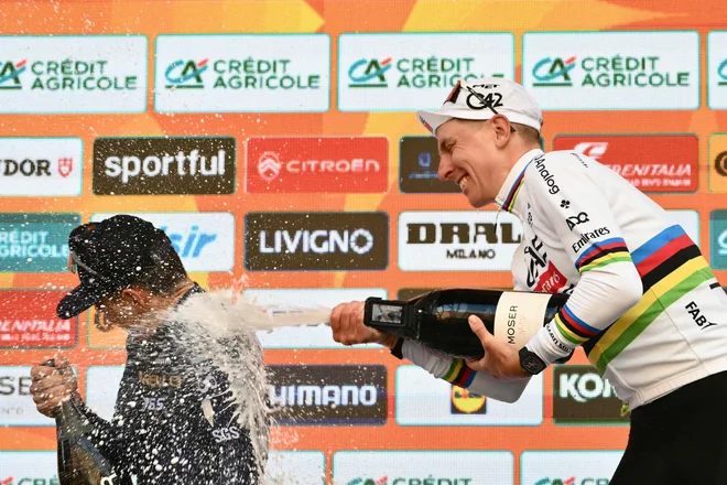 Z enakim dresom je Pogačar slavil tudi po klasiki Milano - Sanremo, takrat kazni ni dobil. Foto Marco Bertorello/AFP