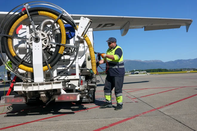 FILE PHOTO: A Geneva Fuelling Services (GFS) staff member refuels an aircraft with jet fuel at Cointrin Airport, amid tensions in the Strait of Hormuz, in Geneva, Switzerland, April 24, 2026. REUTERS/Denis Balibouse/File Photo FOTO: Denis Balibouse Reuters