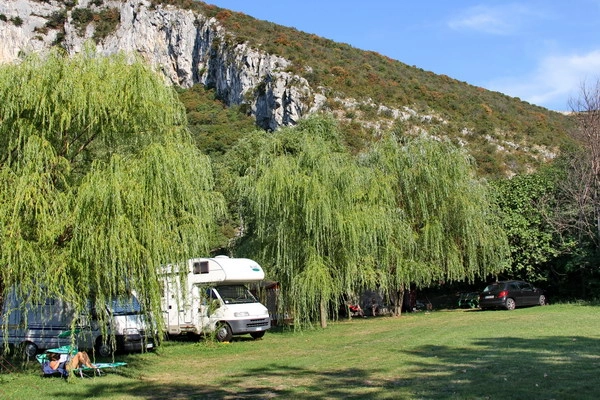 Kamp Vovk, Osp, Črni Kal. Prostor za kampiranje je odprt vse leto in je primeren tudi za družine, ki si želijo mir in neokrnjeno naravo. | Foto: Avtokampi.si