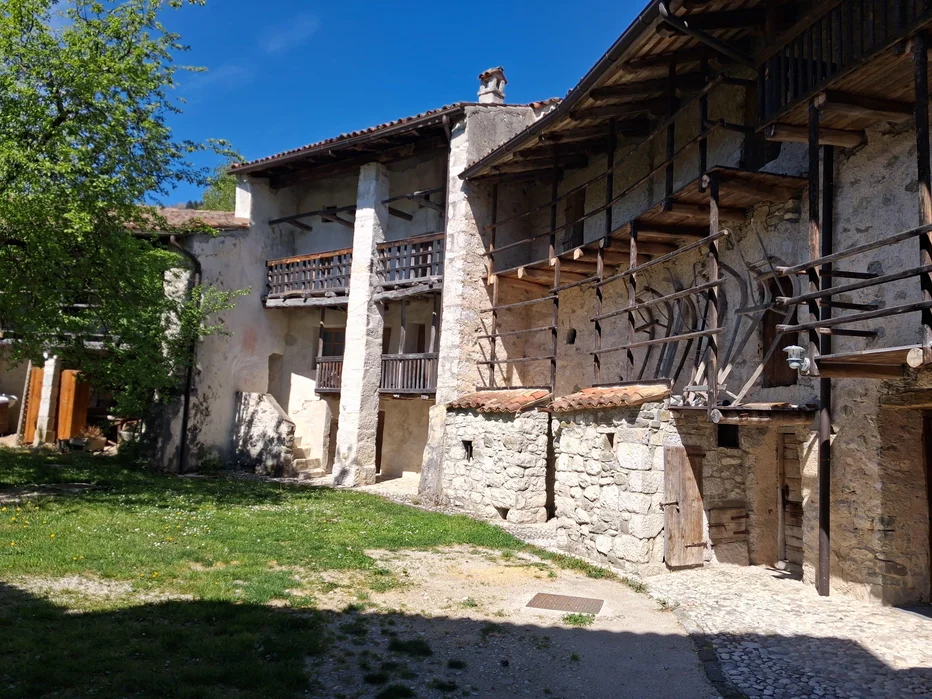 Od starega Breginja je ostalo le eno dvorišče te posebne arhitekture. Spremenjeno je v muzej. FOTO: Simona Fajfar