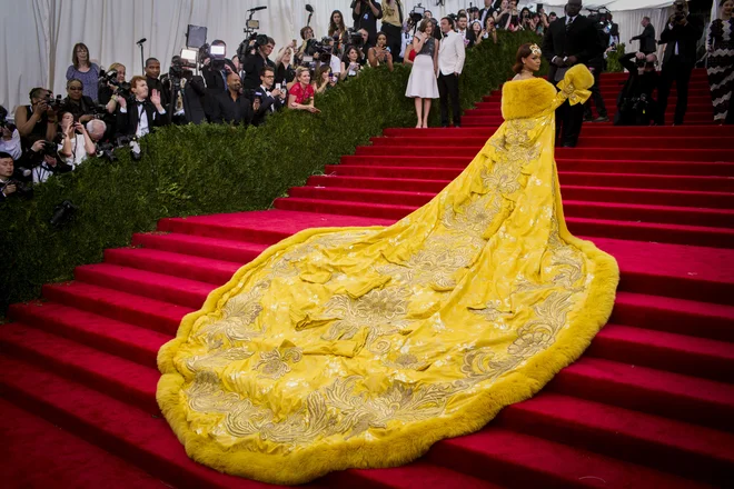 Rihanna je pred leti blestela v cesarsko rumenem plašču. FOTO:  AFP
