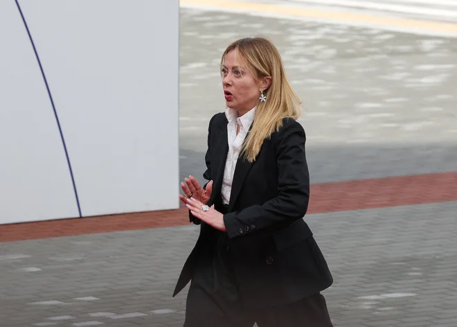 Giorgia Meloni se z vodstvom bienala ne strinja, a hkrati pravi, da je njegov predsednik zelo sposoben. FOTO: Hayk Baghdasaryan/Reuters