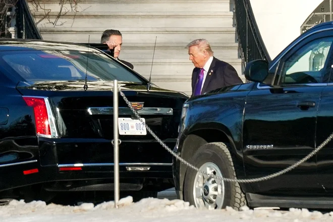 Ameriška vojaška letala so pripeljala v Peking limuzino cadillac one, znano kot »predsedniška zver«. Za zdaj vse kaže, da ji bo sredi meseca sledil tudi Donald Trump. FOTO: Al Drago/Reuters