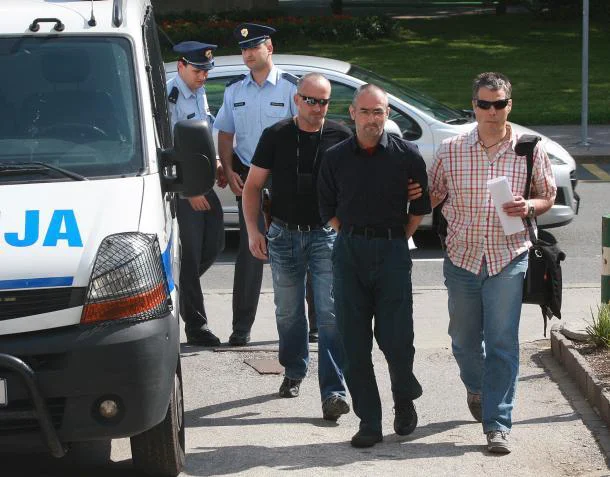 Tako so budističnega vodjo privedli pred sodnika. FOTO: