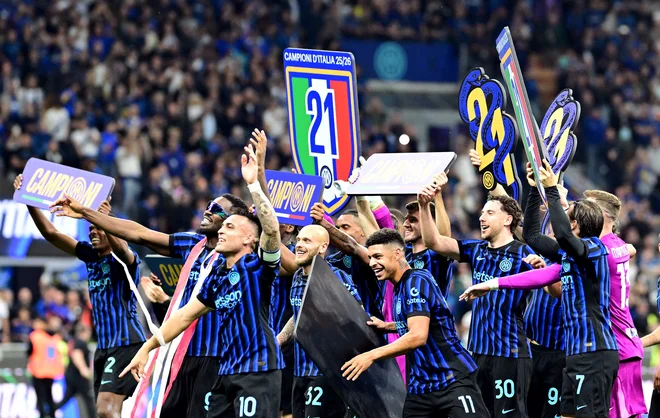 Interjev 21. naslov italijanskega prvaka je le še zasolil rane pri Milanu. FOTO: Daniele Mascolo/Reuters