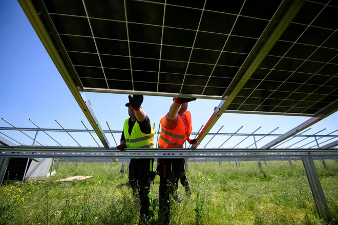 V Bruslju bodo ukrepali, da bi preprečili uporabo evropskih skladov za projekte sončne energije, ki zajemajo razsmernike, naročene pri tveganih dobaviteljih. FOTO: Jana Rodenbusch/Reuters