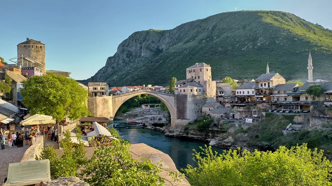 Stari most v Mostarju je v resnici hkrati star in nov, je pa skupaj s starim mestnim jedrom pod zaščito Unesca. FOTO: Gorazd Utenkar