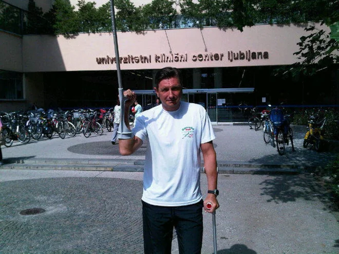 Borut Pahor pred UKC Ljubljana po padcu s konja leta 2012. FOTO: fotodokumentacija