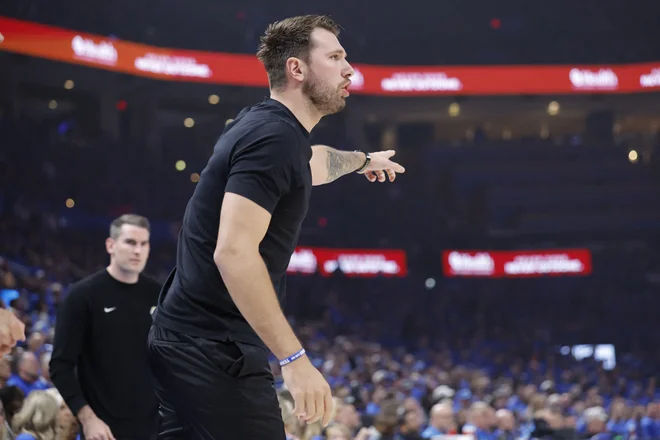 Luka Dončić je poskušal pomagati s klopi. Foto Alonzo Adams/Reuters