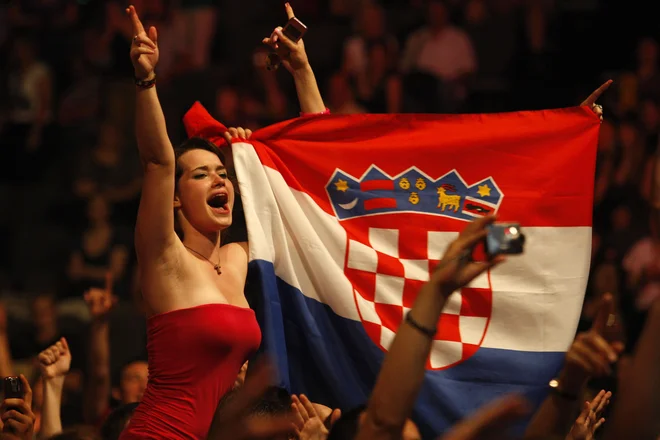Thompsonovi koncerti so pogosto zaznamovani z ustaško simboliko in prepevanjem pesmi, ki poveličujejo omenjeno ideologijo. FOTO: Ante Cizmic/Cropix