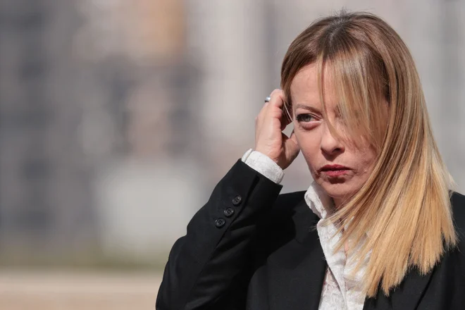 Boj proti nevarnostim, ki jih predstavljata umetna inteligenca in ustvarjanje lažnih vsebin, je postala osrednja točka agende desničarske vlade Giorgie Meloni. FOTO: Ludovic Marin/AFP