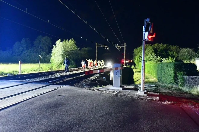 Mladi voznik skuterja naj bi kljub spuščenim zapornicam zapeljal na tire. Foto: Oste Bakal