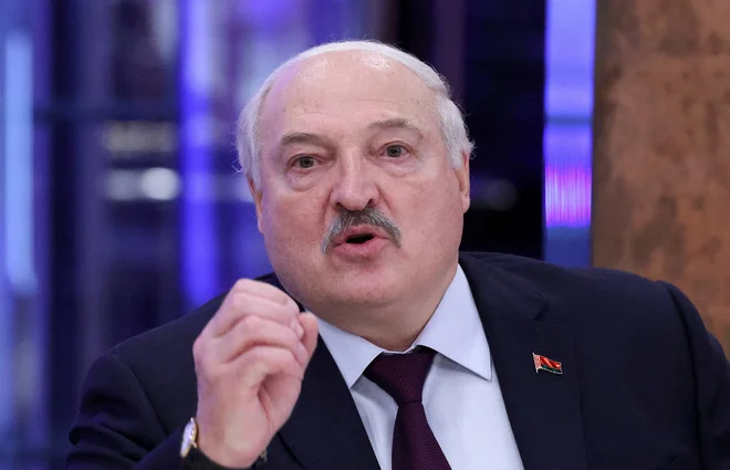 Na oblasti je skoraj 32 let, a nič ne kaže, da bi Lukašenko razmišljal o odhodu. FOTO: Evgenija Novoženina/Reuters