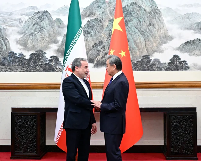 Wang Yi in Abas Aragči sta se, odkar se je začela vojna med Iranom in ZDA, prvič srečala v živo v Pekingu. FOTO: kitajsko ministrstvo za zunanje zadeve/Reuters