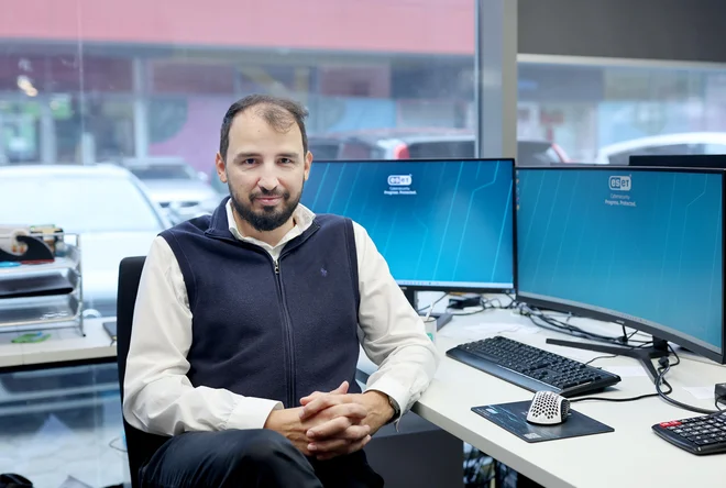 Peter Merc opozarja, da organizacije pogosto uporabljajo digitalne storitve, ne da bi zares poznale pravna in varnostna tveganja, ki jih s tem prevzemajo. FOTO: Blaž Samec