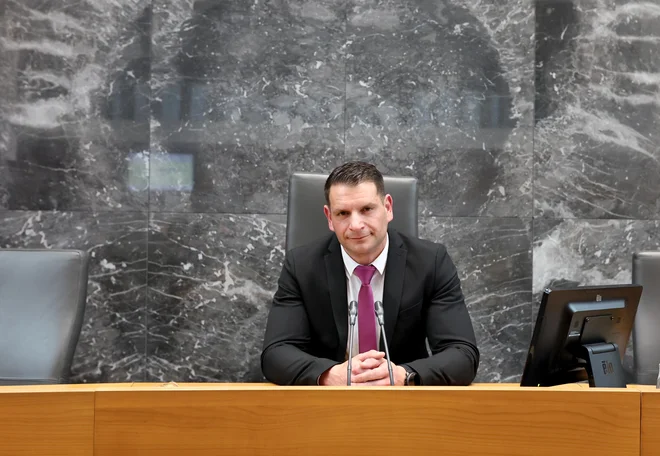 Resnica nikakor ne more biti opozicijska stranka, če se je njen predsednik Zoran Stevanović dal izvoliti za predsednika državnega zbora. FOTO: Blaž Samec