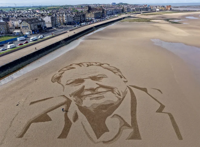 Svojevrstna čestitka na eni od plaž v severni Angliji. »Velikokrat govorimo o reševanju planeta, a resnica je, da moramo to storiti, da rešimo sebe,« se glasi citat. FOTO: Phil Noble/Reuters