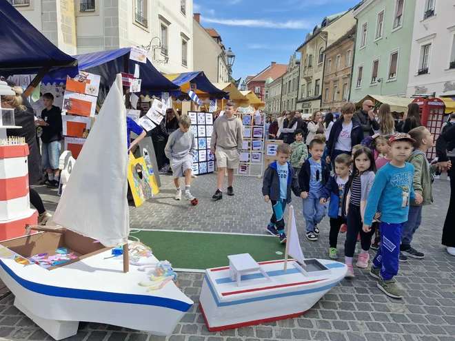 Celjska Osnovna šola Hudinja je spoznavala in predstavljala Hrvaško. Pa so naredili svetilnik, čolne ter zelenico za nogomet. FOTO: Špela Kuralt/Delo